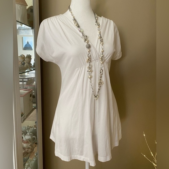 BCBG White v-neck top - Picture 6 of 9
